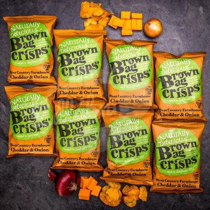 8× Křupavé, ručně vyráběné Brown Bag Crisps s cheddarem a cibulí