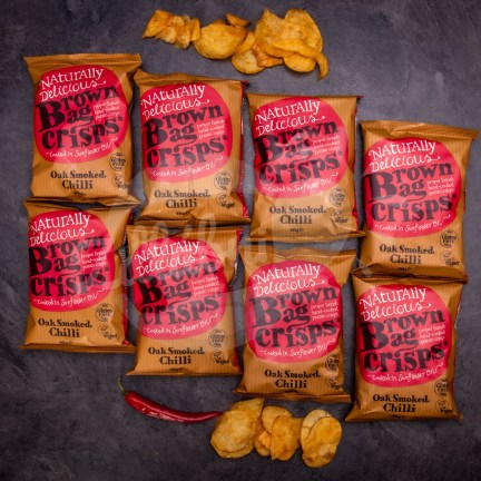 8× Křupavé, ručně vyráběné Brown Bag Crisps s příchutí uzeného chilli